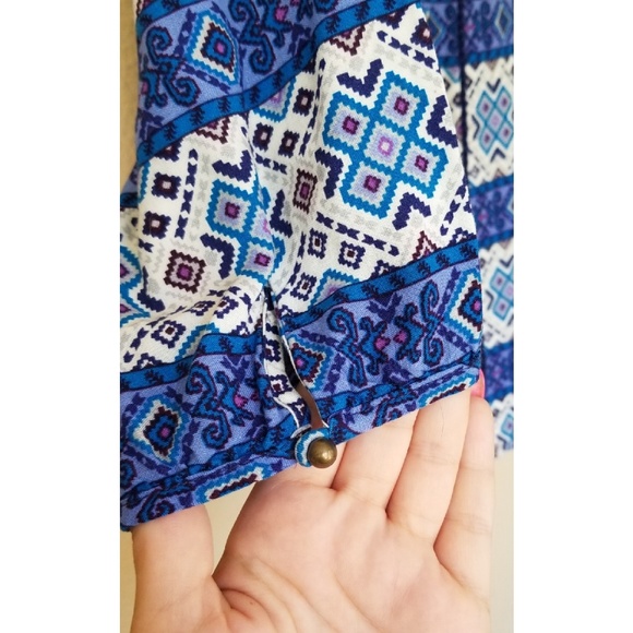 3/$20⭐ Forever 21 Blue patterned blue blouse - Picture 3 of 5